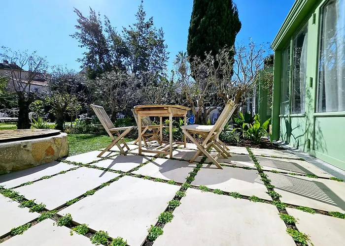 Le Petit Four Jardin - Dans Le Vieil *